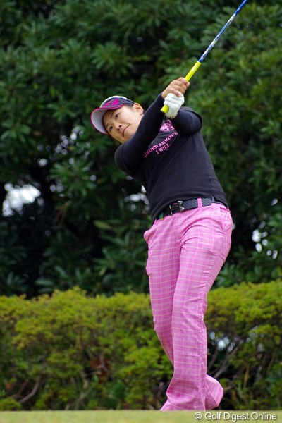 2012年 LPGAツアーチャンピオンシップリコーカップ 2日目 成田美寿々 意気の良いプレーが持ち味ですワ。連日アンダーパーをマークして、若手の初出場組の中で最上位の8位タイ。まったく物怖じしてまへん！