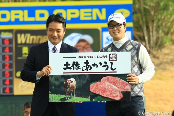2012年 カシオワールドオープン 最終日 ハン・ジュンゴン 副賞は「土佐牛」です。「土佐犬」だったらビビります。