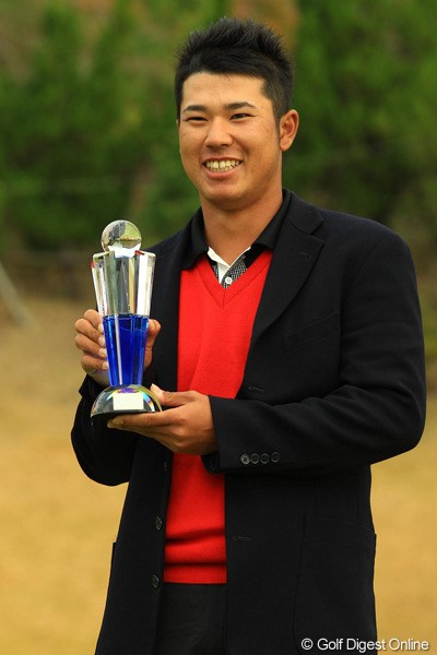 2012年 カシオワールドオープン 最終日 松山英樹 出場5試合連続のトップ10入りを逃した松山英樹。“いつものように”ローアマ賞獲得で表彰式に出席。