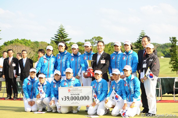 2009年沖縄での大会で勝利した韓国チーム。今年は地元で日本勢を迎え撃つ