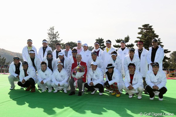 2012年 ゴルフ日本シリーズJTカップ 初日 集合写真 歴代チャンピオンの陳清波プロを中心に出場者26名で記念撮影