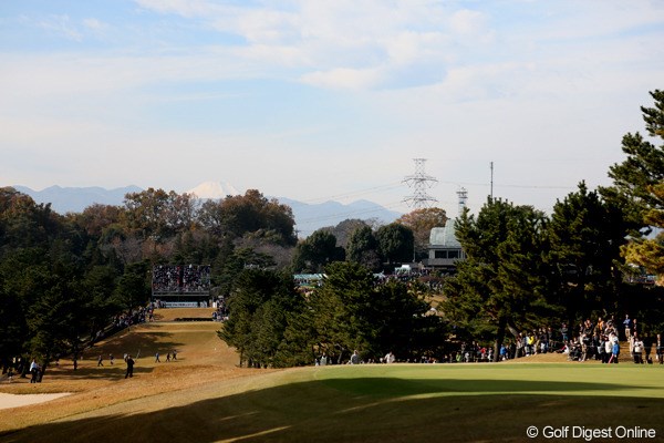 2012年 ゴルフ日本シリーズJTカップ 初日 富士山 1番のスタンドの奥に雪化粧の富士山が。見えますか？