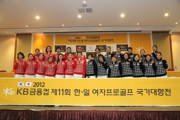 2012年 日韓女子プロゴルフ対抗戦 公式記者会見 日韓両チーム 公式記者会見に出場者全員が出席した日韓両チーム。大会への意気込みを語った ※画像提供：LPGA