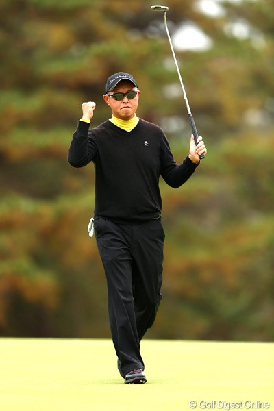 2012年 ゴルフ日本シリーズJTカップ 2日目 谷口徹 2番でバーディを決め明日以降の勢いを感じさせるガッツポーズ