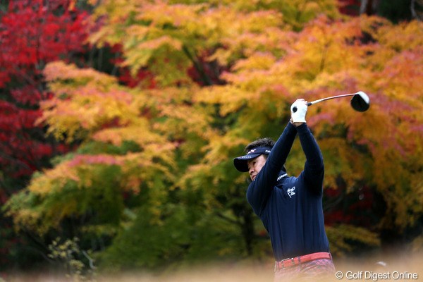 2012年 ゴルフ日本シリーズJTカップ 2日目 藤田寛之 紅葉を背景にティショット