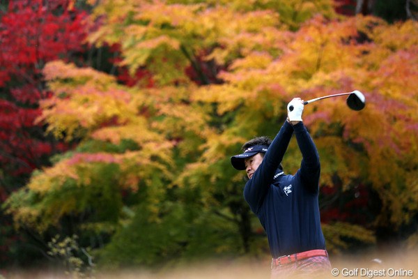 紅葉を背景にティショット