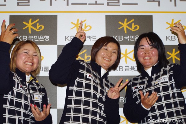 2012年 日韓女子プロゴルフ対抗戦 事前情報 茂木宏美キャプテン、不動裕理、馬場ゆかり これがなんのポーズかというと、業界で有名なM岡さんの“祭り”の決めポーズです