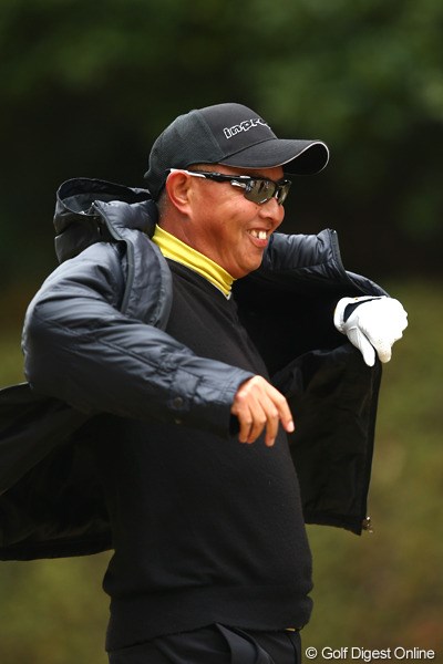 2012年 ゴルフ日本シリーズJTカップ 2日目 谷口徹 コートを羽織って寒さを凌ぐほどの寒い1日。それにしても今日1日笑顔が多かったです