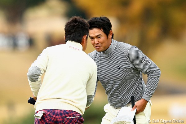 2012年 ゴルフ日本シリーズJTカップ 2日目 武藤俊憲 ホールアウト直後、藤田と握手を交わす武藤。伸び悩んだ2日目にガックリ。