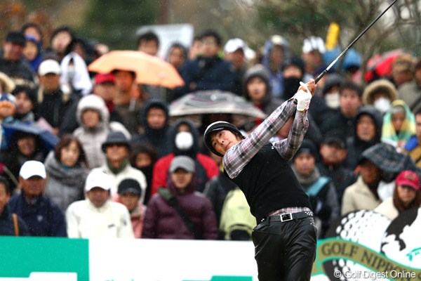 2012年 ゴルフ日本シリーズJTカップ 3日目 石川遼 冷たい雨も降る中、石川遼は首位と6打差は変わらず2位タイに浮上した