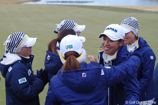 2012年 日韓女子プロゴルフ対抗戦 初日 日本チーム この日の日本チームは1勝5敗。それでも残されたシングルス12試合を考えれば、巻き返しも不可能ではない。
