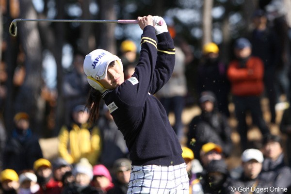 2012年 日韓女子プロゴルフ対抗戦 初日 横峯さくら 日韓戦好相性の横峯さくらだが、この日は自身のショットが乱れ2度目の敗北を喫した
