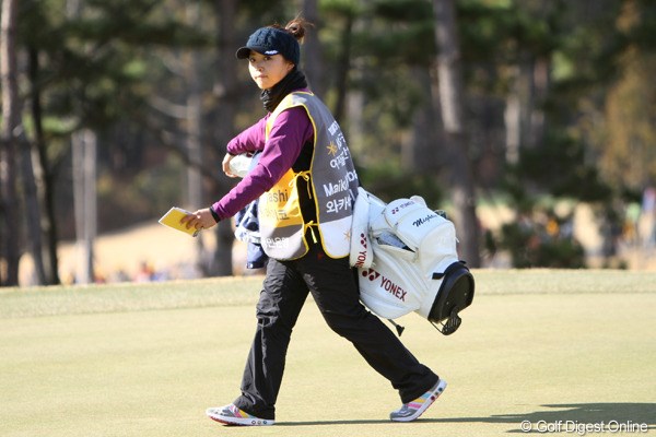 2012年 日韓女子プロゴルフ対抗戦 初日 一ノ瀬優希 重たいキャディバッグを担ぎながら、あれこれと気を遣う一ノ瀬優希。ご苦労さま！