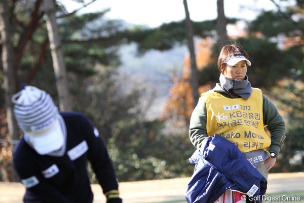 2012年 日韓女子プロゴルフ対抗戦 初日 福田裕子 貫禄あるキャディっぷりの福田裕子プロ。この安心感は大きいと思います。
