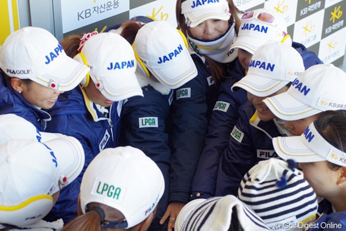 初日のスタート前、茂木宏美キャプテンを中心に円陣を組んで気合いを入れる日本チーム！ 2012年 日韓女子プロゴルフ対抗戦 初日 日本チーム