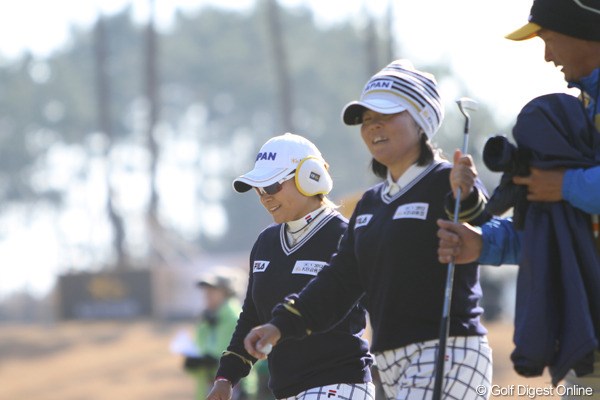 2012年 日韓女子プロゴルフ対抗戦 初日 不動裕理＆馬場ゆかり 不動裕理と馬場ゆかり。日本期待の第1組は、米ツアーの賞金王と新人王の前に敗れ去った。