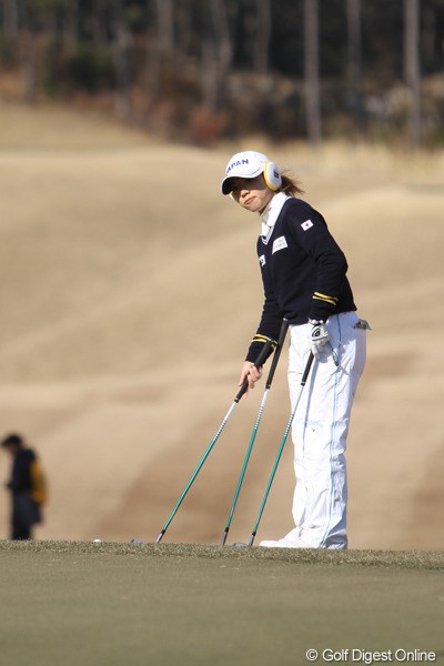 2012年 日韓女子プロゴルフ対抗戦 初日 大江香織 グリーン手前からのアプローチ、クラブを3本持ってイメージするのが大江らしい