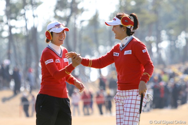 2012年 日韓女子プロゴルフ対抗戦 初日 李知姫＆全美貞 日本ツアーでもおなじみの2人。仲の良さを発揮して日本チームを撃破。