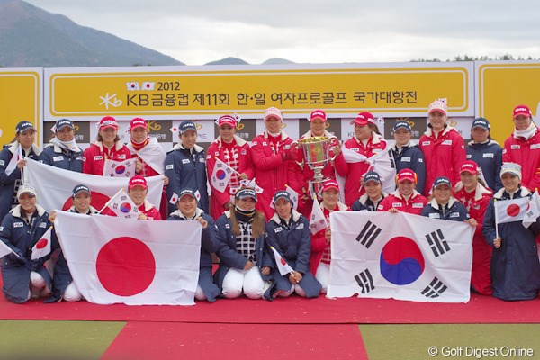 2012年 日韓女子プロゴルフ対抗戦 最終日 集合写真 日本と韓国、戦いを通して親睦を深めた両チームだった