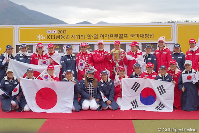 日本と韓国、戦いを通して親睦を深めた両チームだった 2012年 日韓女子プロゴルフ対抗戦 最終日 集合写真