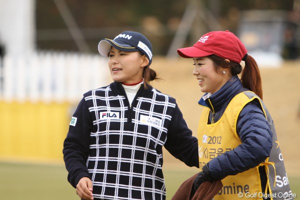 2012年 日韓女子プロゴルフ対抗戦 最終日 横峯さくら 今週はハウスキャディを使った横峯。「読めないラインを聞いたら全部当たっていて・・・。昨日から聞いておけば良かったです」とちょっぴり後悔も。