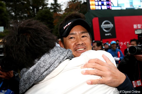 2012年 ゴルフ日本シリーズJTカップ 最終日 藤田寛之 宮本プロと抱き合っちゃってます