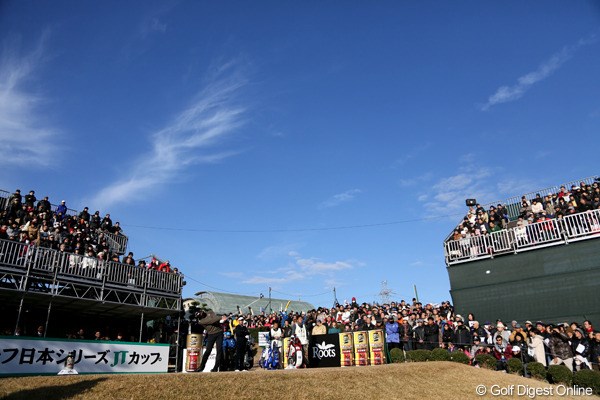 2012年 ゴルフ日本シリーズJTカップ 最終日 1番ティ 寒い寒い最終日。気温は低かったけど集まったギャリーは一万人超