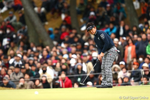 2012年 ゴルフ日本シリーズJTカップ 最終日 藤田寛之 18番でたくさんのギャラリーが見守る中のバーディパット。惜しくも外してしまったけどパーセーブで見事完全優勝