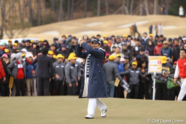 2012年 日韓女子プロゴルフ対抗戦 最終日 成田美寿々 最終18番で、9番に続いてこの日2つめのイーグルを奪った成田美寿々。“持ってる”プレーでした。