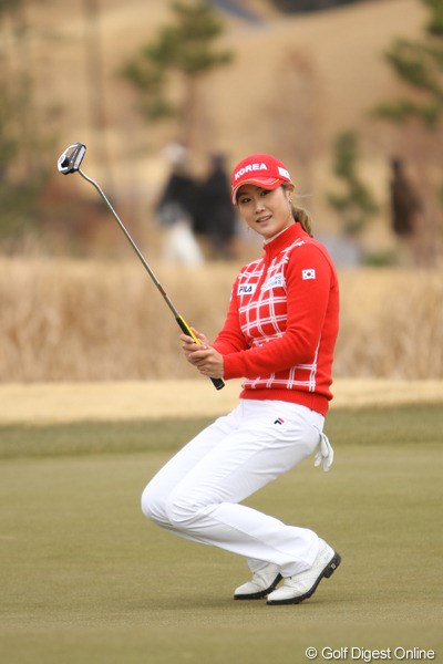 2012年 日韓女子プロゴルフ対抗戦 最終日 キム・ハヌル 今年、2年連続韓国ツアーの賞金女王に輝いたキム・ハヌル。プレー中に見せる笑顔が好印象