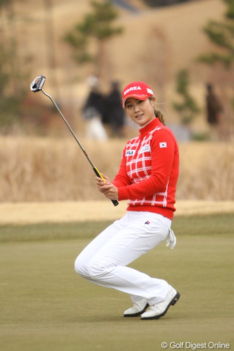 今年、2年連続韓国ツアーの賞金女王に輝いたキム・ハヌル。プレー中に見せる笑顔が好印象  2012年 日韓女子プロゴルフ対抗戦 最終日 キム・ハヌル