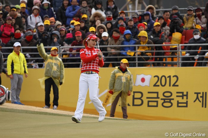 小柄ながら、韓国女子ツアーで飛距離トップのヤン・スジン。昨日は森田理香子と回ったが、森田より飛ばしていた。 2012年 日韓女子プロゴルフ対抗戦 最終日 ヤン・スジン