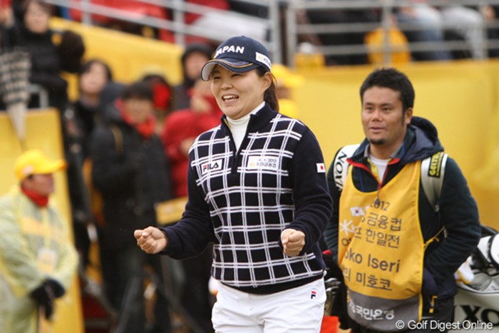こういうガッツポーズを見られるのが、団体戦の良いところ。 2012年 日韓女子プロゴルフ対抗戦 最終日 井芹美保子