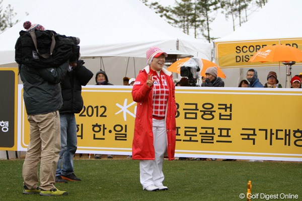 2012年 日韓女子プロゴルフ対抗戦 最終日 申智愛 スタート前、ギャラリーを前に臨時撮影会を開く申智愛。こういうところが本当にすごい。ティショットを打つときにシャッターを切るギャラリーはいなくなります。