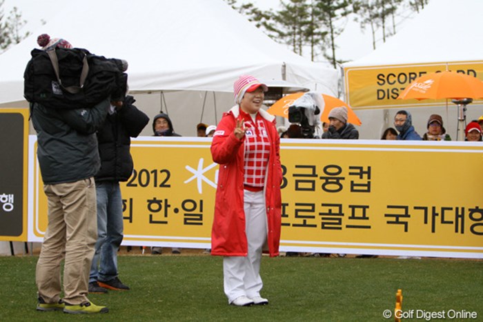 スタート前、ギャラリーを前に臨時撮影会を開く申智愛。こういうところが本当にすごい。ティショットを打つときにシャッターを切るギャラリーはいなくなります。 2012年 日韓女子プロゴルフ対抗戦 最終日 申智愛