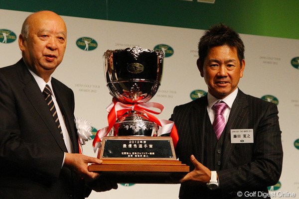 海老沢JGTO会長から最優秀選手賞のカップを授与された藤田寛之