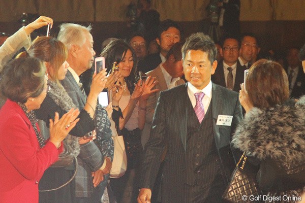 多くのファンも詰めかけた表彰式でレッドカーペットを歩いて壇上へ向かう藤田寛之