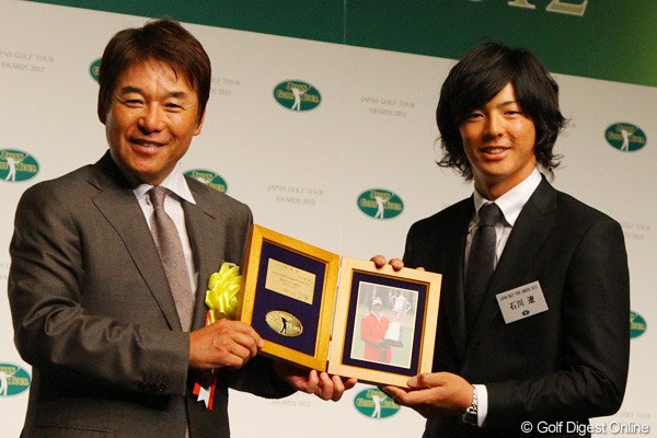 2012年 ジャパンゴルフツアー表彰式 石川遼＆尾崎直道 ツアー10勝目の最年少記録を塗り替えた石川遼は尾崎直道から特別賞を授与
