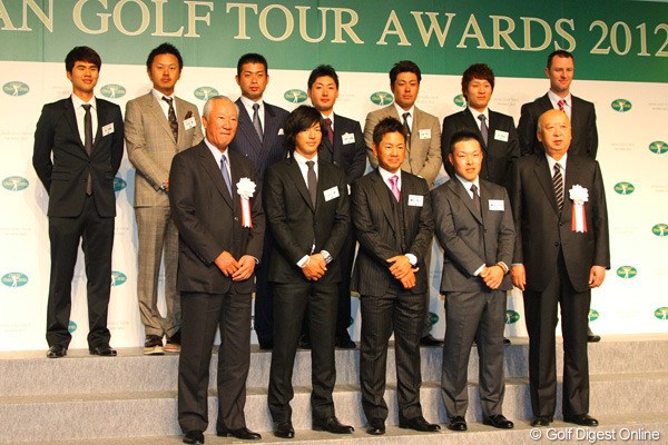 2012年 ジャパンゴルフツアー表彰式 受賞選手 各賞を受賞した選手たちが壇上に集合し記念撮影