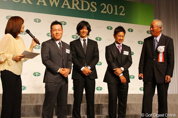2012年 ジャパンゴルフツアー表彰式 藤本佳則、石川遼、藤田寛之、青木功（左から）