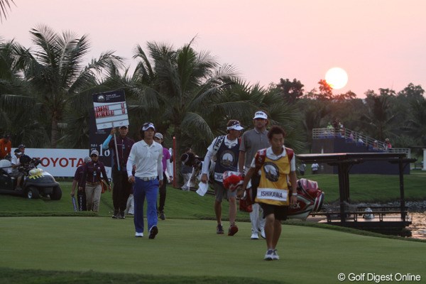 日没が迫る中、かろうじてホールアウトを果たした石川遼。ゴルフは逆に日の出の勢いだ。