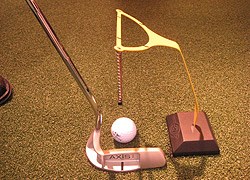 マーク金井が購入したのは、ボールの真上に目をセットするためのパッティング練習器具。