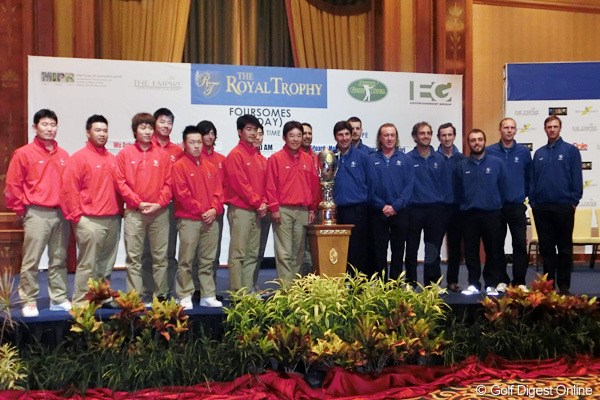 2012年 ザ・ロイヤルトロフィ 事前情報 集合写真 ロイヤルトロフィを前にしてアジア、欧州両チームが集合。