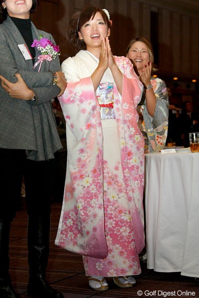 2012年 LPGAアワード2012表彰式 有村智恵 公の場では成人式以来という振袖姿で表彰式に登場した有村智恵