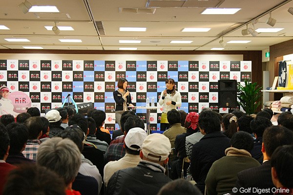 2012年 有村智恵トークショー 会場には多くのファンが詰めかけ、写真撮影やサインをもらっていた