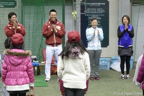 2012年 クリスマス会 原江里菜 有村智恵 楽天の嶋捕手、辛島投手とともに笑顔でゲームを楽しんだ。