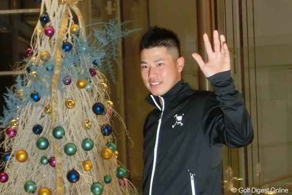 「いってきます」。都内ホテルのクリスマスツリーの前で笑顔の松山英樹。