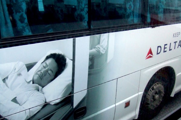 2012年 プレーヤーズラウンジ 藤田寛之 契約を結ぶデルタ航空の広告。リムジンバスの側面にデカデカと藤田寛之が登場