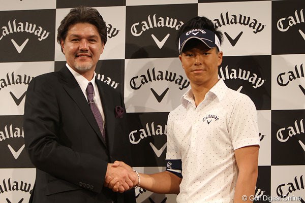 2013年 キャロウェイゴルフ契約会見 石川遼 がっちり握手する石川遼とキャロウェイゴルフのアレックス・ボーズマン社長