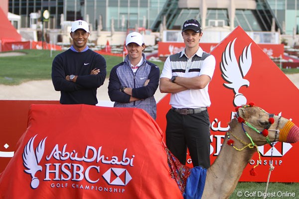 2013年 アブダビHSBCゴルフ選手権 タイガー・ウッズ、ロリー・マキロイ、ジャスティン・ローズ ウッズ、マキロイ、そしてローズが揃ってラクダと共に記念撮影